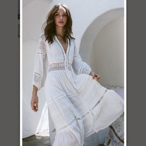 White V-neck Beauty Dress